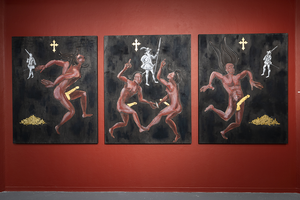 Adrian Stimson. Naked Napi's Columbus and the gilded cocks, 2019. Acrylique, huile et feuille d'or 24 carats, triptyque de bouleau. 60" x 48" x 1 5/8" (35 x 28 x 4 cm)