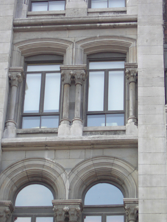 Bâtiment: Édifice Claxton, détail de fenêtres. Adresse: 649-651, rue Notre-Dame Ouest, Montréal. Construction: 1875 à 1880. Architecte: A.C. Hutchison. Photographe: Catherine Coghlin