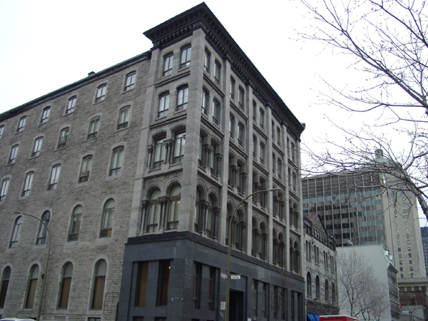 Bâtiment: Édifice Claxton. Adresse: 649-651, rue Notre-Dame Ouest, Montréal. Construction: 1875 à 1880. Architecte: A.C. Hutchison. Photographe: Annie Ouellette.