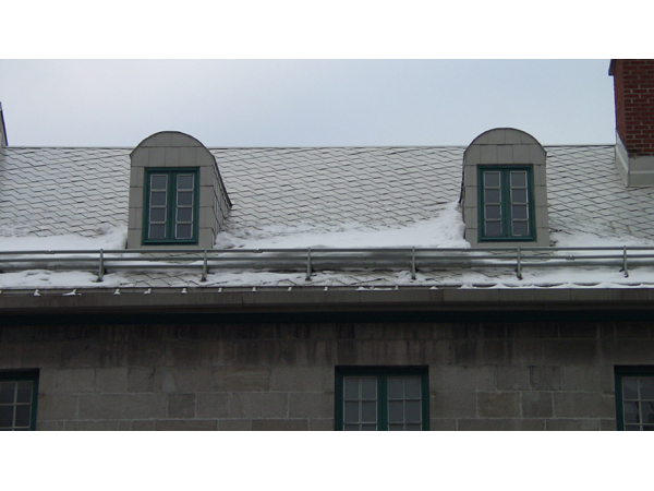 Bâtiment: Résidence Abner Bagg, détail du toit avec un arrêt de glace Adresse: 682, rue William, Montréal Construction: 1819 à 1821 Photographe: Annie Ouellette