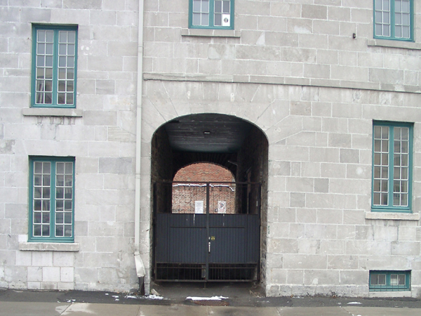 Bâtiment: Résidence Abner Bagg, détail de la porte cochère Adresse: 682, rue William, Montréal Construction: 1819 à 1821 Photographe: Annie Ouellette