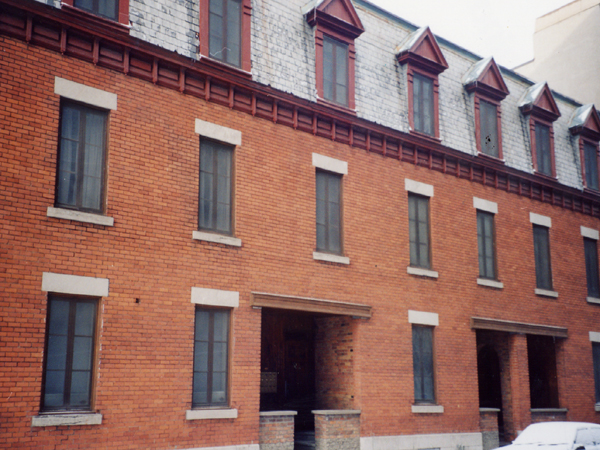 Bâtiments résidentiels locatifs. Adresse: 15-27, rue Prince, Montréal. Construction : vers 1895. Photographe: Nicolas Kenny
