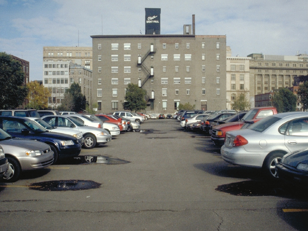 Site de l'ancien Collège de Montréal. Photographe: Robert Klein