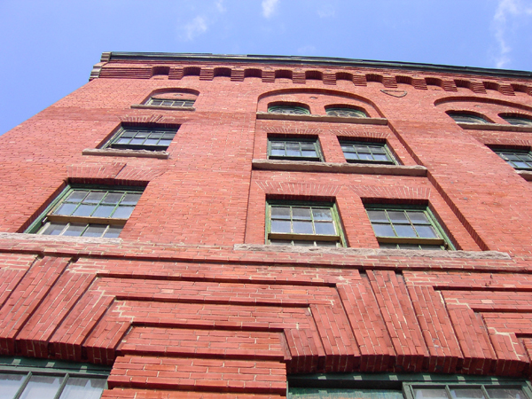 Bâtiment, détail des fenêtres. Adresse: 351, rue Duke, Montréal. Construction: vers 1900. Architecte: attribué à Finley et Spence. Photographe: Catherine Coghlin