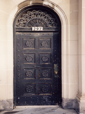 Bâtiment: Duke Investments Limited, détail de la porte. Adresse: 297, rue Duke, Montréal. Construction: 1927. Photographe: Nicolas Kenny