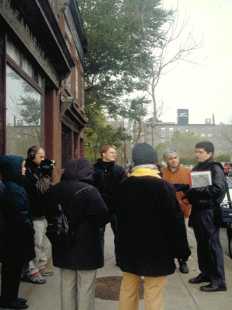 Promenade architecturale avec le guide. 3e Biennale de Montréal, du 26 septembre au 3 novembre 2002. Photographe: Robert Klein