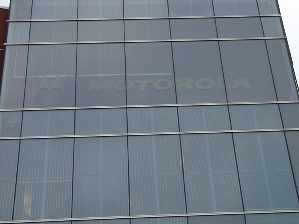 Bâtiment: Phase 5 de la Cité Multimédia, détail du logo de Motorola dans le verre Adresse: 700, rue Wellington, Montréal Construction: 2001 Architectes: Lemay et associés Photographe: Annie Ouellette