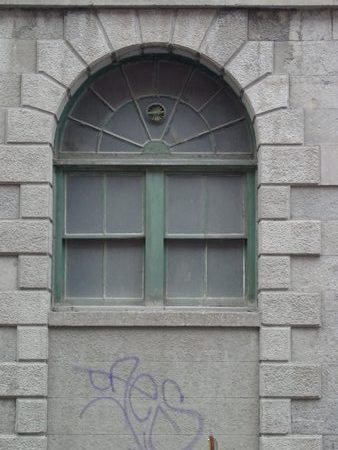 Bâtiment: Law Building, détail de la fenêtre Adresse: 730-736, rue Wellington, Montréal Construction: 1857 Architecte: George Browne Photographe:Annie Ouellette