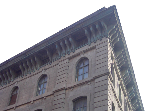 Bâtiment: Law Building, détail de la corniche Adresse: 730-736, rue Wellington, Montréal Construction: 1857 Architecte: George Browne Photographe: Catherine Coghlin