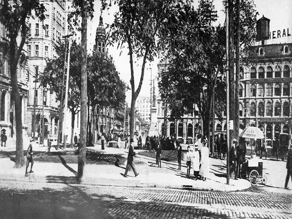 Vue du sud du Square Victoria vers 1905. Photographe : Brian Demchinsky, Montréal hier et aujourd’hui (Montréal, 1985), 66.