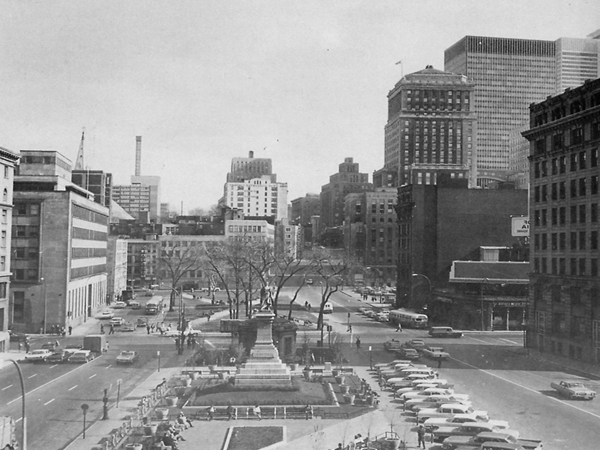Le Square Victoria servant de stationnement vers les années 1950. Photographe : Marc Choko, Les Grandes Places Publiques de Montréal (Mtl, 1987), 101.