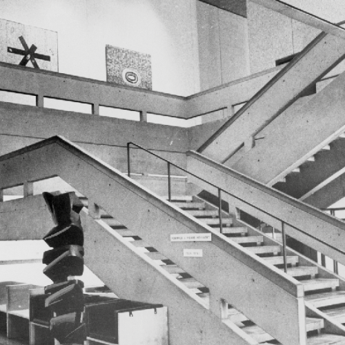 Escalier central d’origine aujourd’hui démoli.   À reconstruire